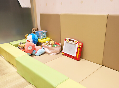 お子さんが怖がらないように笑顔で話しかけたり、時にはキッズスペースに用意してあるおもちゃで遊んでもらいながら治療を行っています